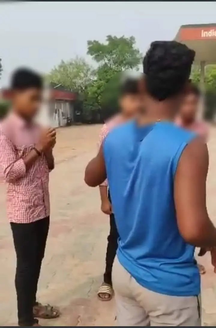 Amresh_kumarYdv's tweet photo. We strongly condemn the incident of torture and beating of certain students of Utkela +2 College by some antisocial persons and Request to @DmKalahandi to take Strong action against the accused
@Vkpandianfancl1  @CMO_Odisha @KldUlb_Bhpatna  @spkalahandi  @DSMishraKLD @odishabcjd https://t.co/XJHZZo3ilJ
