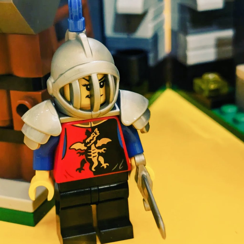 SchlossBuilder's tweet photo. There she is! (to quote Khan). There's the awesome knight with the dragon faction torso! My order is coming in the mail but I couldn't help stopping by the #legostore today to see the new gift-with-purchase set in person! #LEGO #afol #legocastle #keeplegocastlealive https://t.co/oD9TpvLm5g