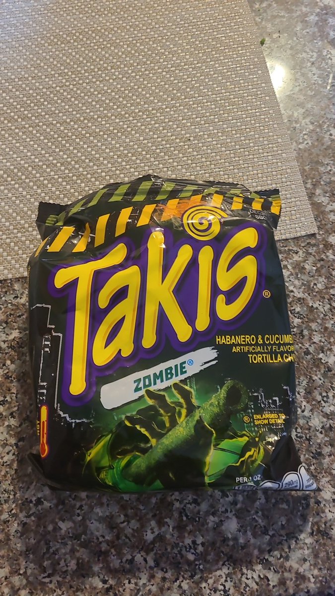 DannDaMan1257's tweet image. Movie night with family. Went to the store to get some snacks and found these bad boys. #Smacking