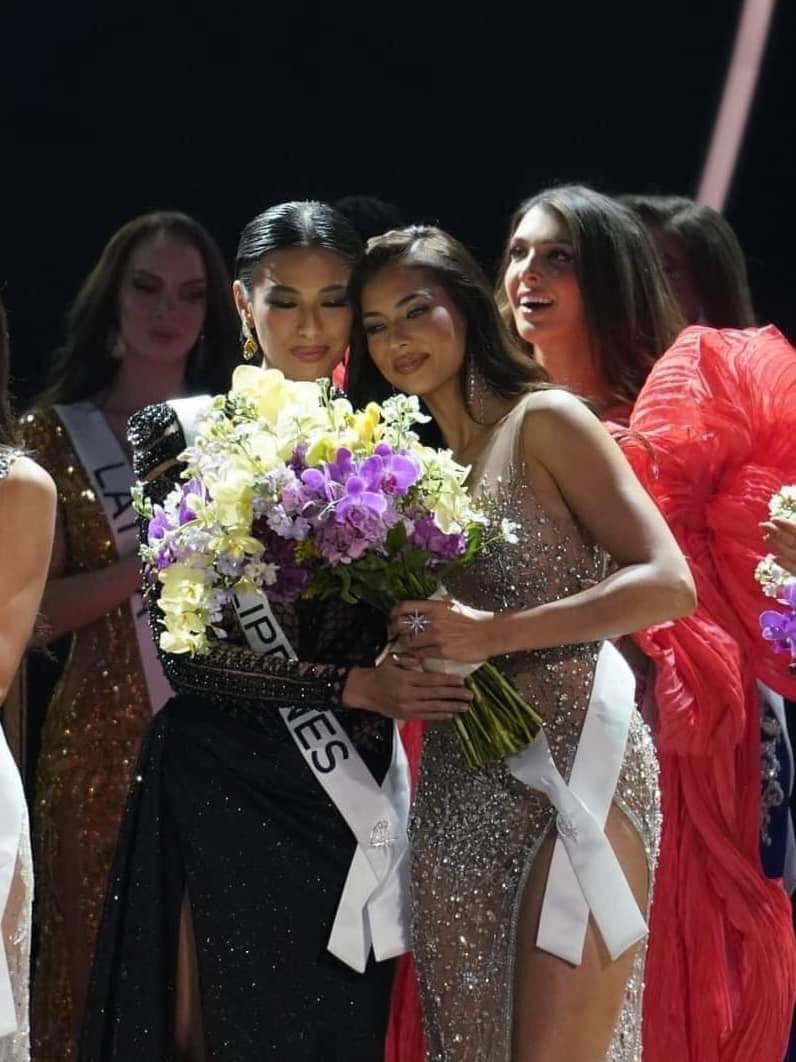 BelikeaQueen99's tweet image. ปกติแฟนไทย-ปินส์ ตีกันฉ่ำ ปีนี้นางงามสนิทกันมาก เลยยุติสงครามชั่วคราว มิเชลจากปินส์น่ารักมาก กอดปลอบแอนโท เป็นมิตรภาพที่น่ารักมาก 

#MissUniverseThailand2023
#MissUniverse2023