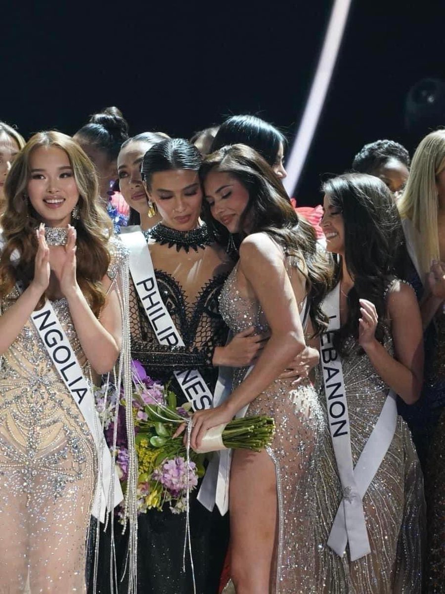 BelikeaQueen99's tweet image. ปกติแฟนไทย-ปินส์ ตีกันฉ่ำ ปีนี้นางงามสนิทกันมาก เลยยุติสงครามชั่วคราว มิเชลจากปินส์น่ารักมาก กอดปลอบแอนโท เป็นมิตรภาพที่น่ารักมาก 

#MissUniverseThailand2023
#MissUniverse2023