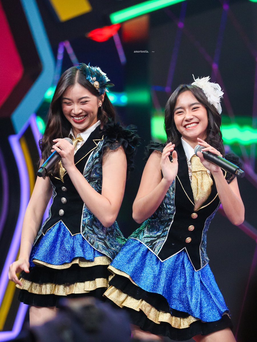 amortentia0213's tweet photo. 231117 Amazing Kids Favorite Awards

seru bersama cici tercinta 🥰💙
luv cici shani lah aaakkkk 😍🖤
nangis banget ini liat moment freya shani 😭😘

@Freya_JKT48 ❤️ @N_ShaniJKT48 

#Freya #프레야 #フレヤ #JKT48 https://t.co/QT75Ij3Xax