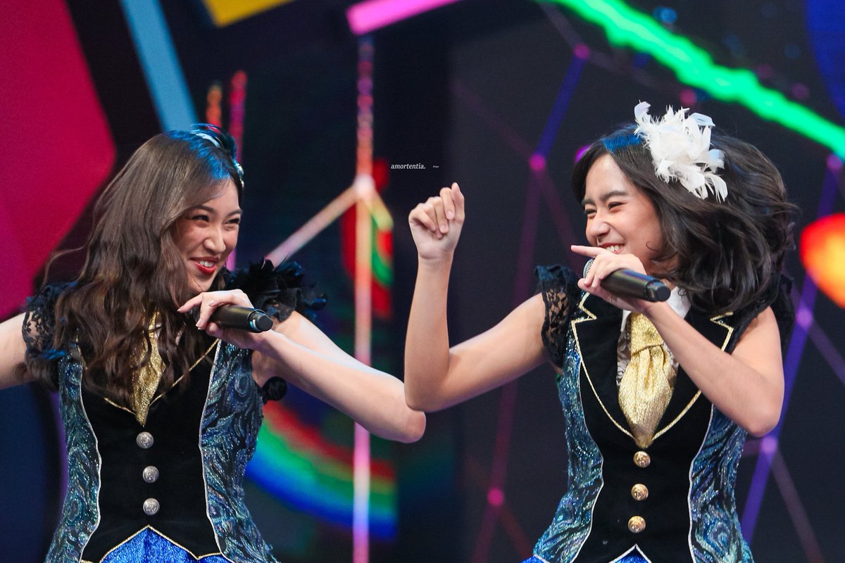 amortentia0213's tweet photo. 231117 Amazing Kids Favorite Awards

seru bersama cici tercinta 🥰💙
luv cici shani lah aaakkkk 😍🖤
nangis banget ini liat moment freya shani 😭😘

@Freya_JKT48 ❤️ @N_ShaniJKT48 

#Freya #프레야 #フレヤ #JKT48 https://t.co/QT75Ij3Xax