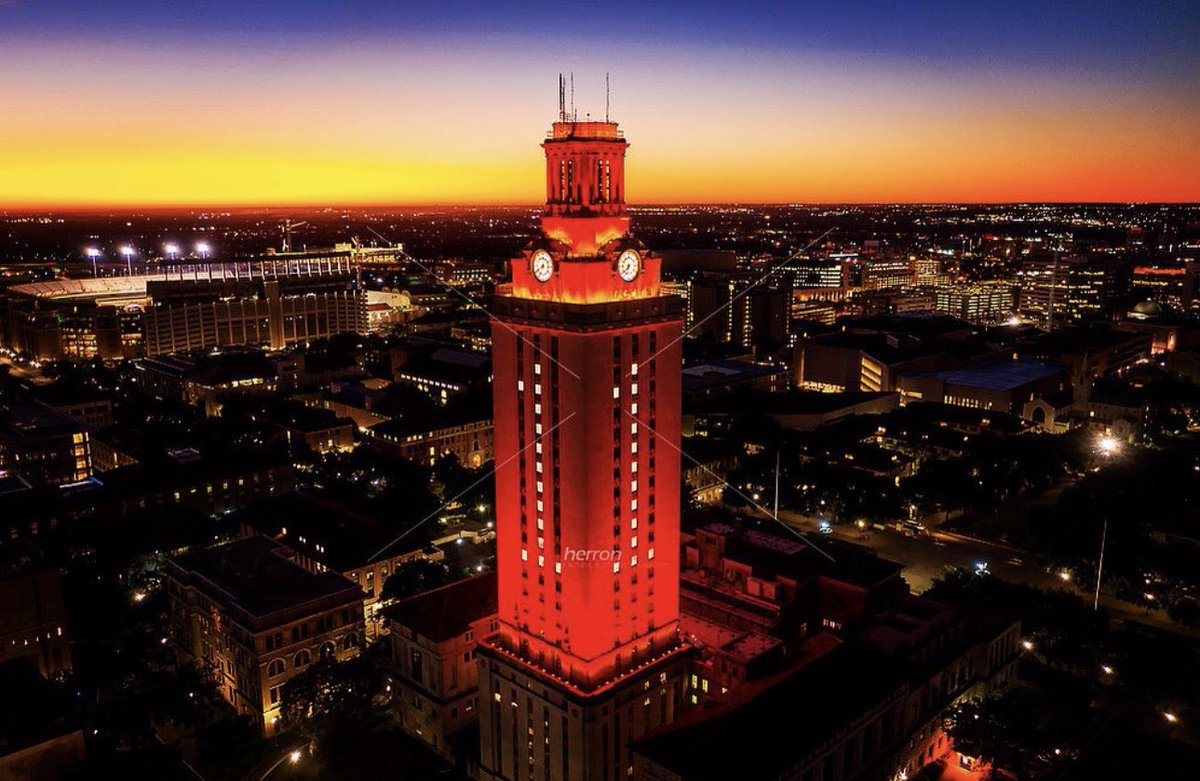 WarnerInc's tweet photo. LIGHT THE TOWER! ๐ค
#LightTheTower #HornsUp #HookEm #TenAndOne #CollegeFootball #GameDay #ThisIsTexas #EmbraceTheHate https://t.co/IxwCzSxIfe