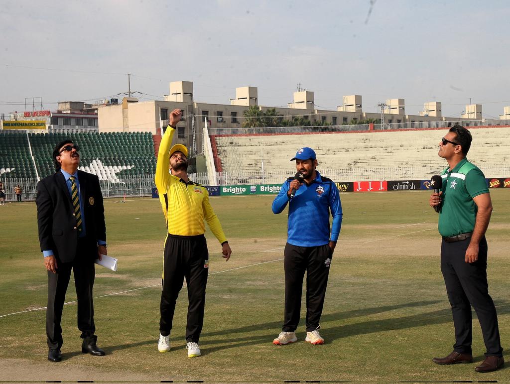 🏏 AH Group Presents TransGroup Pakistan Cup 2023-24 Final 🏏

Peshawar win the toss and decide to field first 🪙

#PakistanCup | #PSHvKHIW
