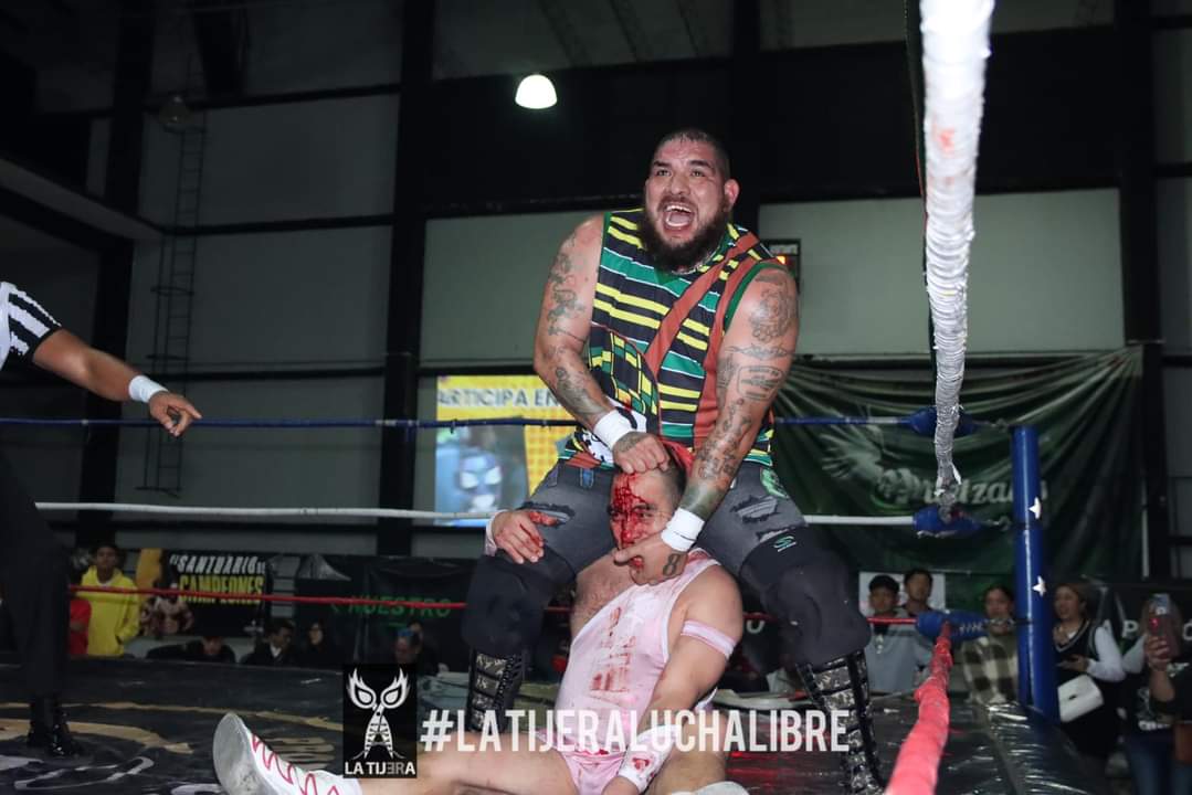 LaTijeraLucha's tweet photo. La lucha súper estelar #PromocionesCelestial es una carnicería entre los integrantes de la familia Alvarado;donde desde la presentación de los #ExoticosDeModa,tanto #FreseroJr como #BrazoDeOroJr los atacan con sillas y tubos de PVC, en una contienda que llega hasta primera fila https://t.co/axClH4qAx5