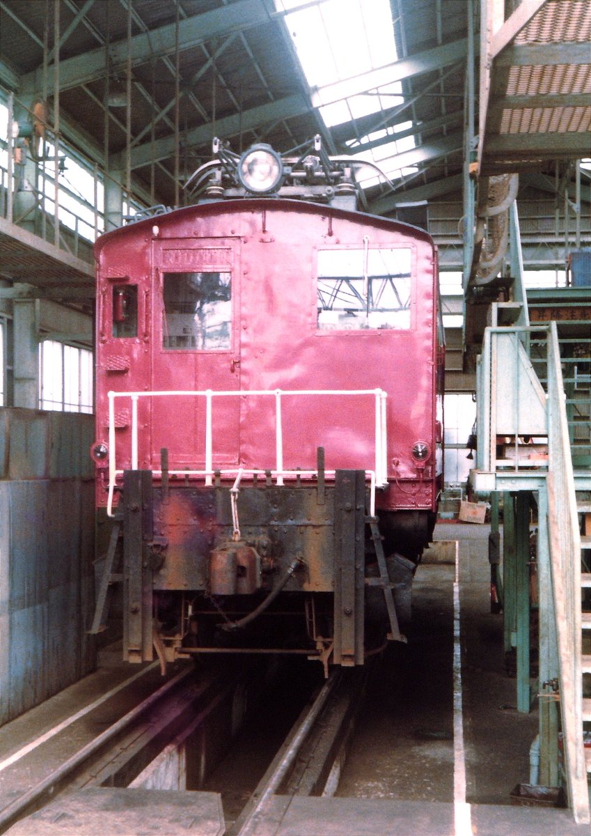 30BDBx95G9sb6Li's tweet photo. 所沢車両管理所の検修庫の中の旧型電気機関車。 https://t.co/75nYGqOrCj