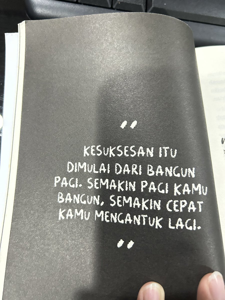 dagustiand's tweet photo. -List bacaan buku fisik-
Bincang Akhlak
By Takdir Alisyahbana Ridwan alias @jek___ 
Media Kita, 2019
256 hal

Makasi bang dah bikin ketawa ampe ngik ngik. Kirain gimmick doang judul bincang akhlak ternyata makin dalem halamannya makin dalem😇 https://t.co/i1H4t5wEIo