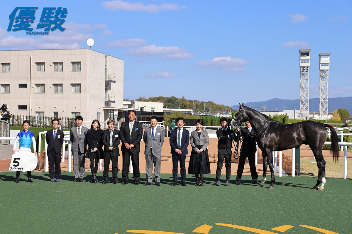 YUSHUN_Magazine's tweet photo. 京都第５レース「２歳新馬」(芝2000m)は #川田将雅 騎手騎乗の #アドマイヤテラ が３番手から抜け出しました。勝ちタイムは２分３秒３、上り３ハロン34秒２(稍重馬場)。父はレイデオロ、母はクイーンＣ１着、オークス３着馬アドマイヤミヤビ(父ハーツクライ)です。 https://t.co/BkT2LDJwMf