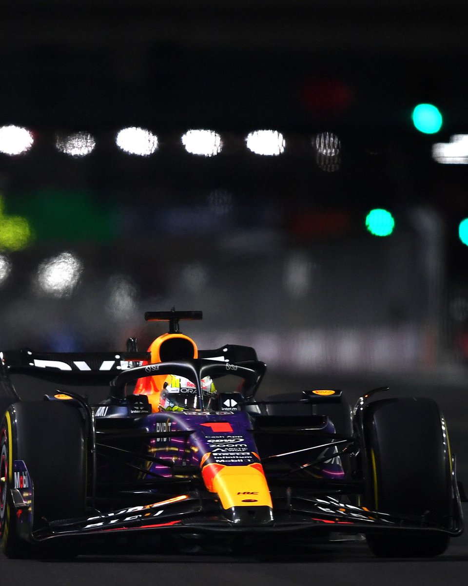 De novo e de novo e de novo. #MaxVerstappen vence o #LasVegasGP. A #RedBullRacing só não fez a dobradinha porque #ChecoPérez perdeu a segunda posição para #Charles16 na última volta.

#f1historia #f1 #formula1