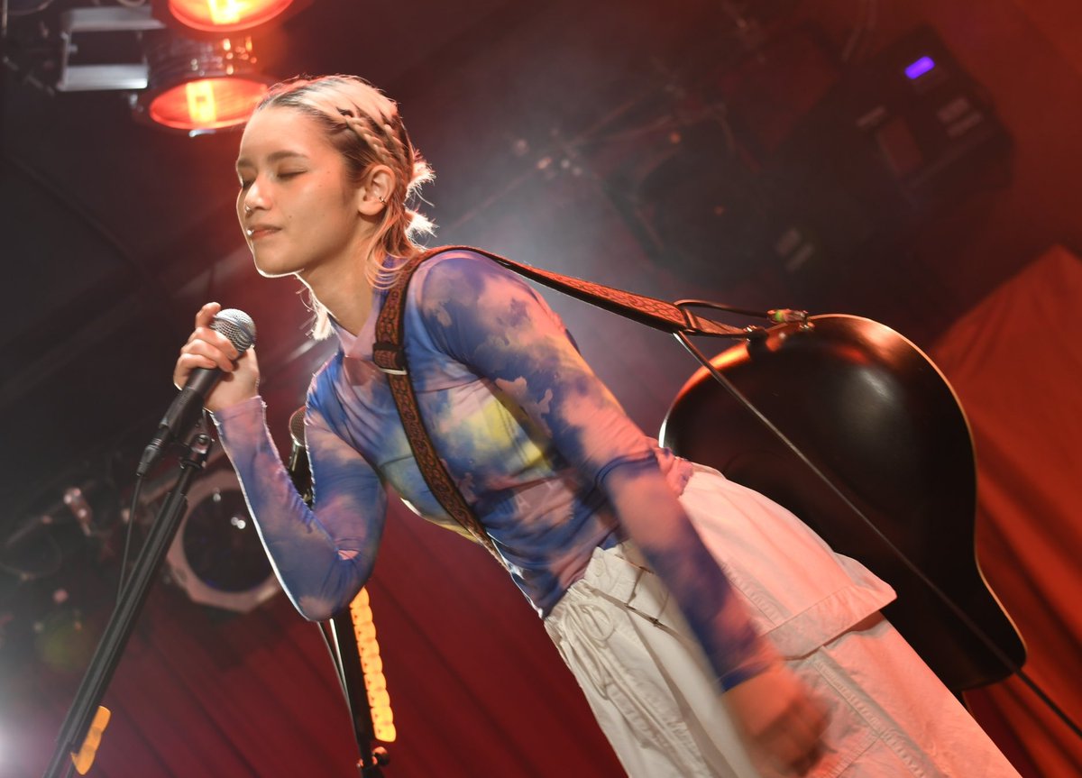 junny_anly_bump's tweet image. ギター背中に歌う姿似合うのAnlyとクリスだけやな🎸✨
#KAKKOII