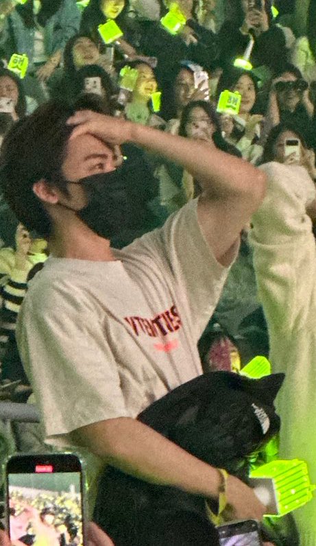 อยากมีโมเม้นดูคอนศลป.ที่ชอบกับคนที่ชอบ