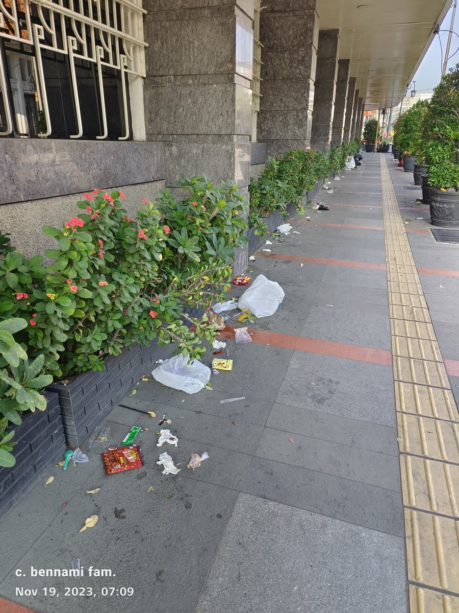 Jogging pagi tadi [191123] mengitari Braga dengan lingkungan yang asri.  Namun sayang sekali sampah berserakan tanpa ada yang membersihkan.  Perilaku dan kesadaran masyarakat yang rendah, membuang sampah sembarangan mengotori lingkungan Kota Bandung <a href="/halo_bandung/">Prokopim Kota Bandung</a>.