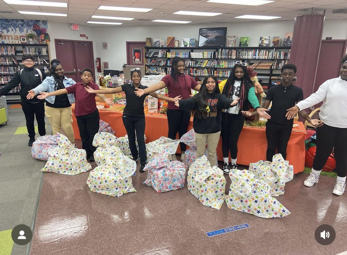 HoraceMannmdcps's tweet photo. Trojans from the Future Educators of America Club organize and create Thanksgiving Boxes for families. It's a good day at Horace Mann!#MovingOnMovingUp  @suptdotres @MiamiSchool @MDCPSCentral https://t.co/Z9VhDWZScX
