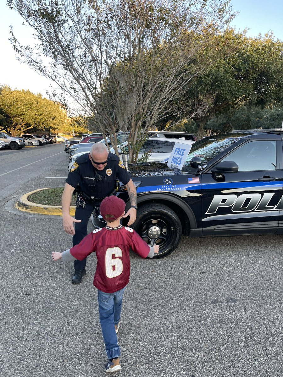 bwombat24's tweet photo. Who can pass up free hugs? Thanks @TallyPD! #HugACop https://t.co/fjej3qjSZZ