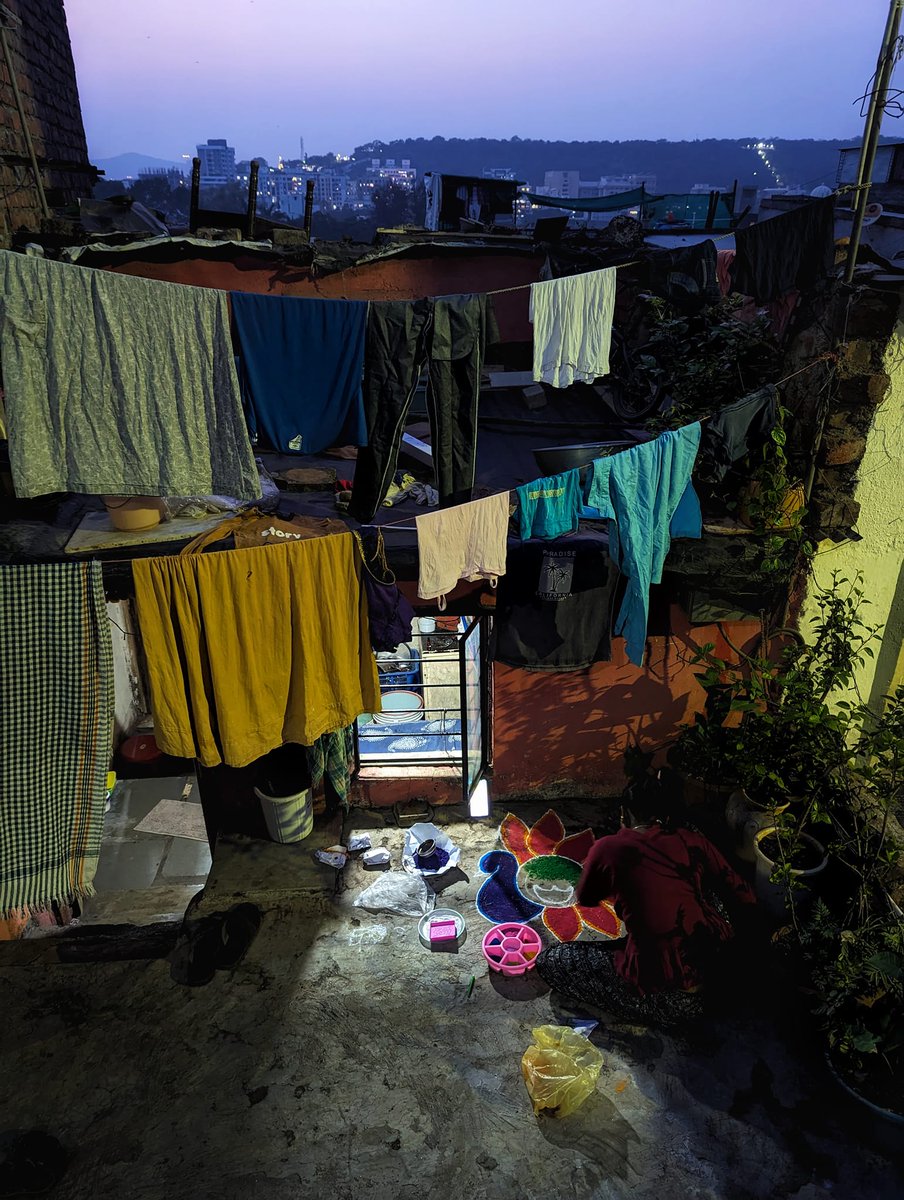 My friend Abhay Kanvinde walked around the peth areas of #Pune every evening during Diwali and his beautiful photos are evocative of a time when celebrations were simpler and quieter (or maybe I'm just growing old!)
Sharing them here on X with his permission 🧵