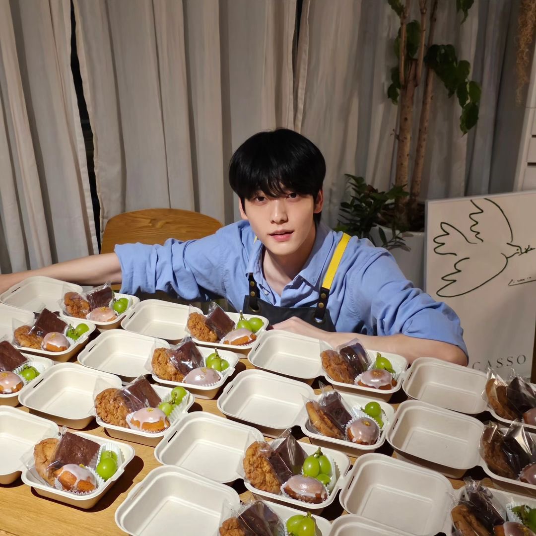 L0VELYBEOMIE's tweet photo. to the man who spent all night personally baking goodies for hundreds of moas, I love you. ♡ #SoobinIsLove https://t.co/YwRtFQktT7