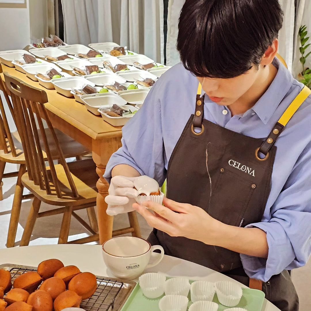 L0VELYBEOMIE's tweet photo. to the man who spent all night personally baking goodies for hundreds of moas, I love you. ♡ #SoobinIsLove https://t.co/YwRtFQktT7