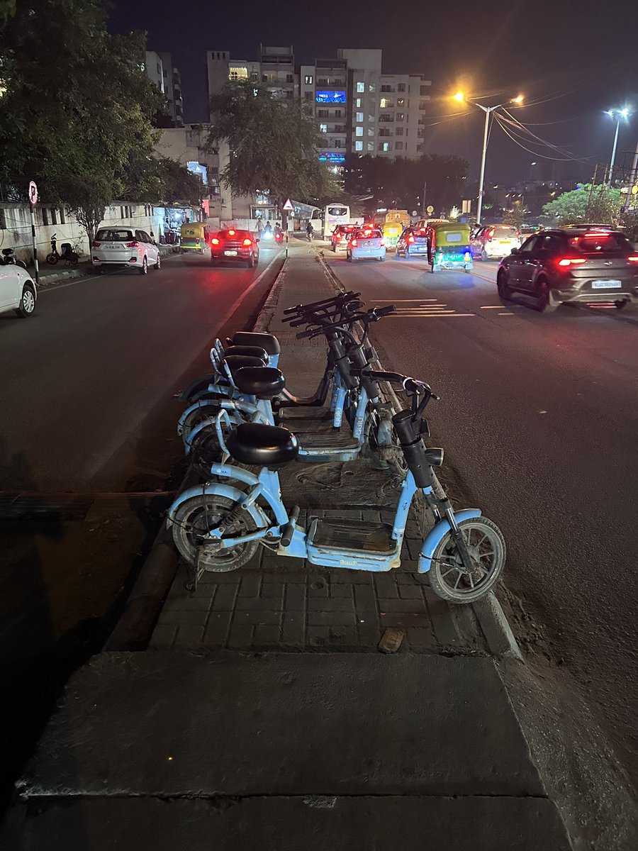 _V_Shrivastava's tweet photo. @BlrCityPolice @Jointcptraffic @YuluBike This one is in addition to my multiple posts about nuisance of Yulu bikes.They continue to be parked anywhere and everywhere (roads,footpaths).Riders are always found driving on the wrong side.Strict action should be taken against Yulu. https://t.co/svPVIutjjM