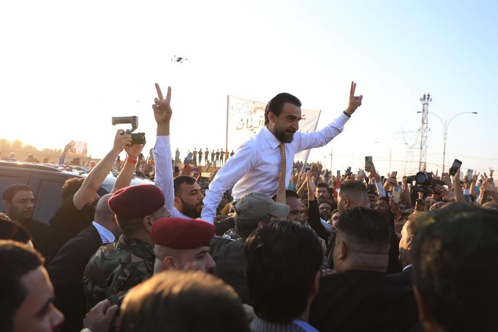 ويجيك ابن الأنبار البار يعيرك بسياسي فاسد وحتى لو انت مو من حزبه بس لأن شيعي يحسبه عليك ،،، وهو ( البار ) كلما ينطرد عنده سياسي فاسد او مجرم يشيله على چتافه ويصرخ بالروح بالدم .

كلامي موجه لأصحاب الوصف أعلاه 👆🏻

#صباح_الچينكو 🚶🏻