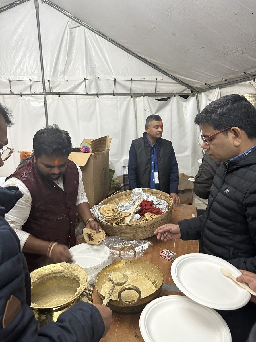 Devotees in the United Kingdom came together to celebrate Kharna Puja, the second day of four-day long #ChhathPuja. Images of puja and prasad distribution. #GlobalChhath @bihariconnectuk @KhajuriaManu