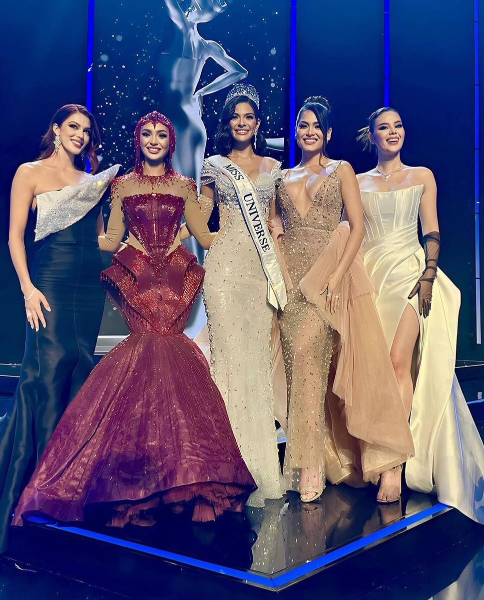 PageantsNEWS's tweet photo. Miss Universe family ✨❤️ https://t.co/eXsvLlBcuV
