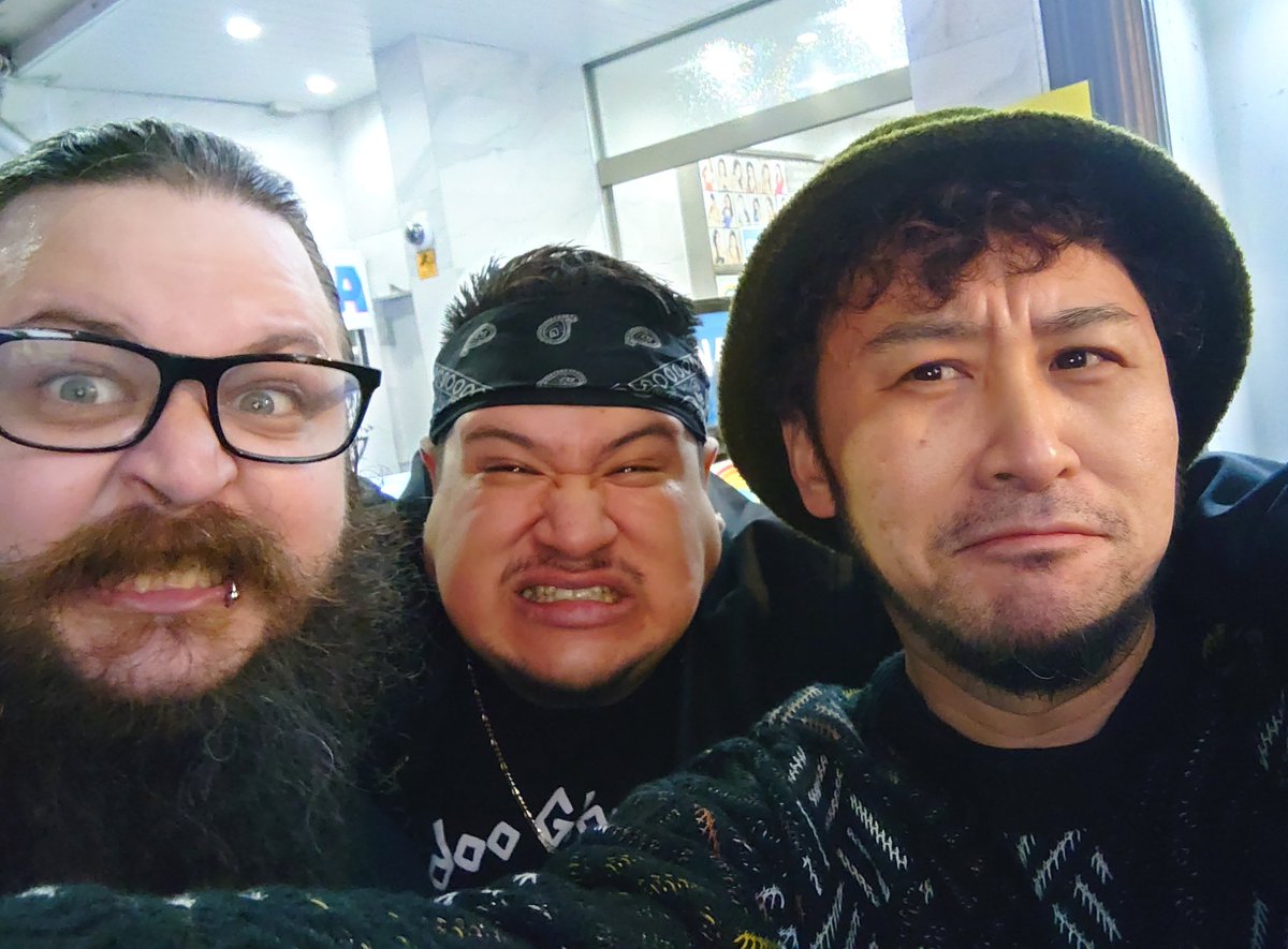 ホーンのナイスガイズとみっしりフォト。ライブは大体楽しいんだけども、その中でも何年かに一度のやつだったね。あと名古屋と大阪で見れるチャンスあるみたいだから、まだな人は絶対見たほうがいいよ！みんなキッズにされてまう。#voodooglowskulls