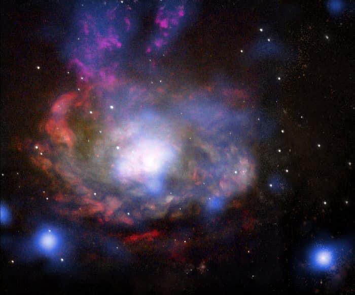 Cron_Silenzio's tweet photo. Questa immagine mostra la vicina galassia #Circinus, situata a circa 12 milioni di a.l. . I dati dell'Osservatorio a raggi X #Chandra sono mostrati in blu ei dati di #Hubble sono mostrati in giallo ("banda I"), rosso (idrogeno), ciano ("banda V") e luce blu (ossigeno). https://t.co/K2CwrUIhBU