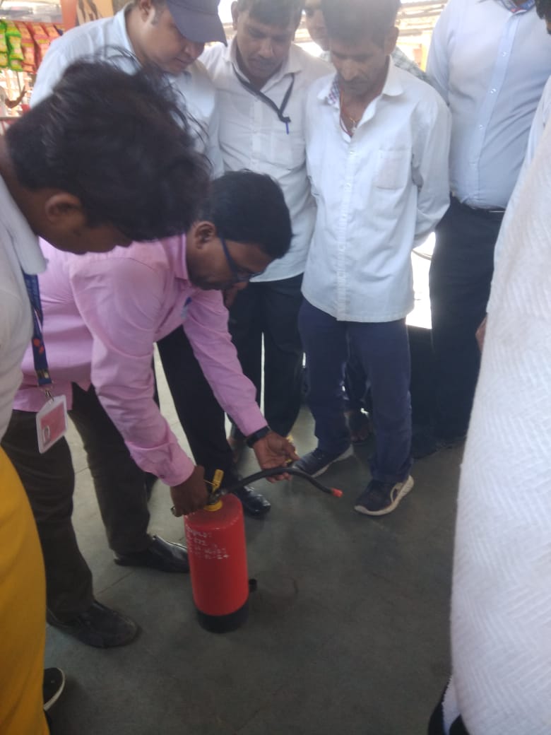 drmmalda's tweet photo. Empowering our OBHS &amp; Linen distribution staff with crucial fire extinguisher training 🔥🧯 Safety first, always ready to protect and serve! #SafetyTraining #OBHS #LinenDistribution #WorkplaceSafety

@EasternRailway https://t.co/dFi2wj9uER