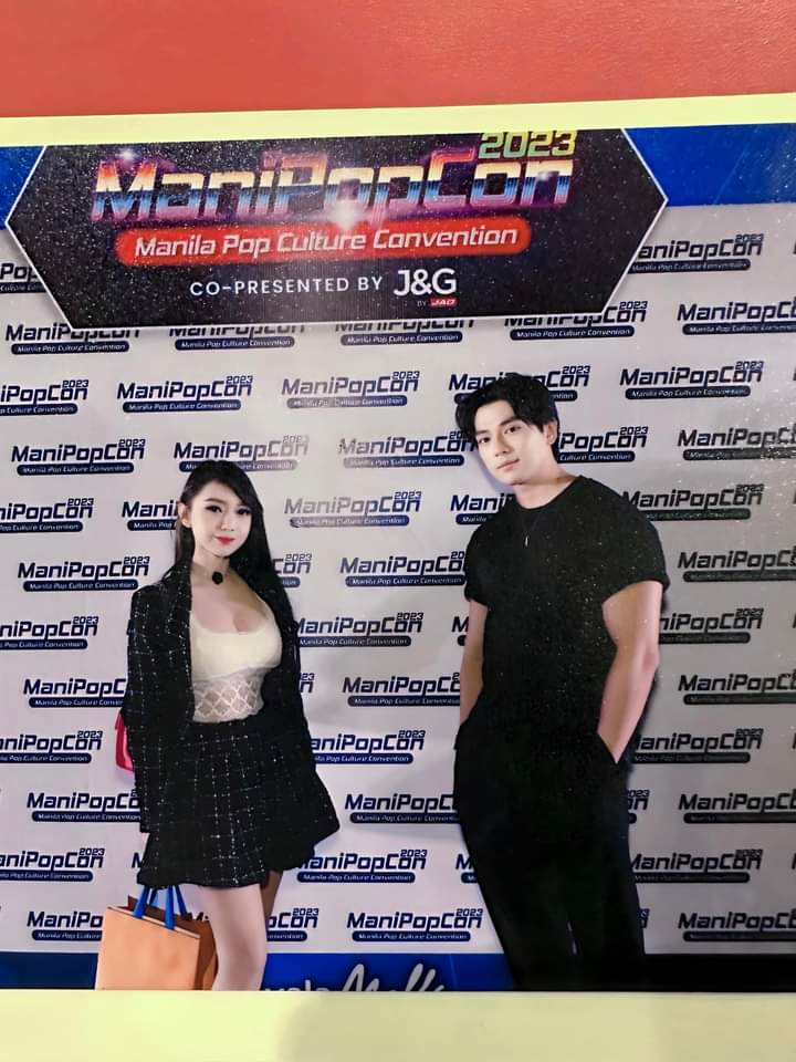 _cony87's tweet photo. I think I'd rage if I was to pay and  take a photo with my idol like this. Mackenyu looks like a standee??! Like at least place all the people in the middle??

Credits to the owners of these photos. https://t.co/2r4yqZQ9LY