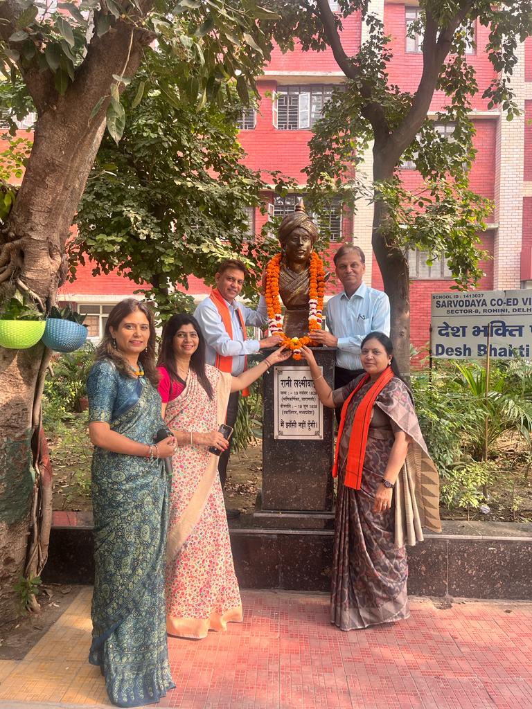 SvRohini's tweet photo. Paying tribute to Rani Laxmibai - Our DDE NWB2 Dr Rakesh Rahi ,our DDE Zone 13 Dr Rajkumari ,our Principal Sh Awadhesh Jha, our VP Smt Bharti Kalra, our Lecturer Sociology Smt Anjali Chauhan and our dear studentsIn #Deshbhaktipark in @SvRohini under @vidyanjali_edu @narendramodi https://t.co/FNlG6BXGFY
