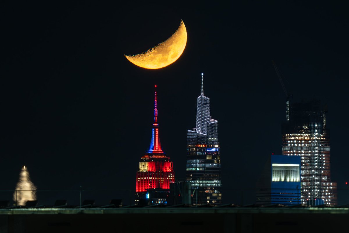 DanTVusa's tweet image. Capturing tonight’s Moon set from the Bronx NY
Shooting from over 7 miles away with a 600mm zoom lens makes the moon look bigger than it actually is.
#LensCompression #NYC #BigMoon