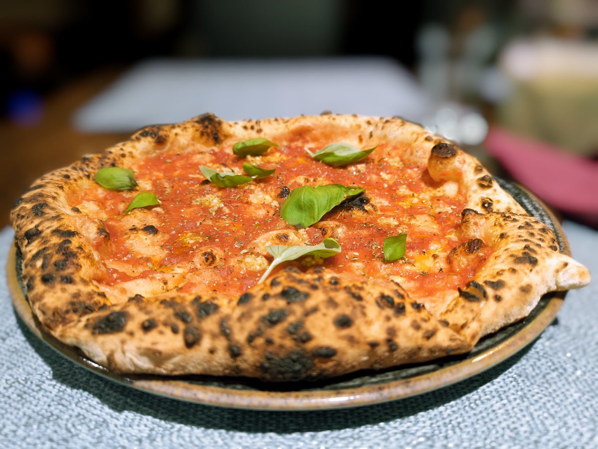 GetPicArt's tweet image. The original pizza was made only with tomato sauce basil leaves and chopped garlic on top...the dough of this one is gluten free... #original 🍊 #positivefeedbackloop