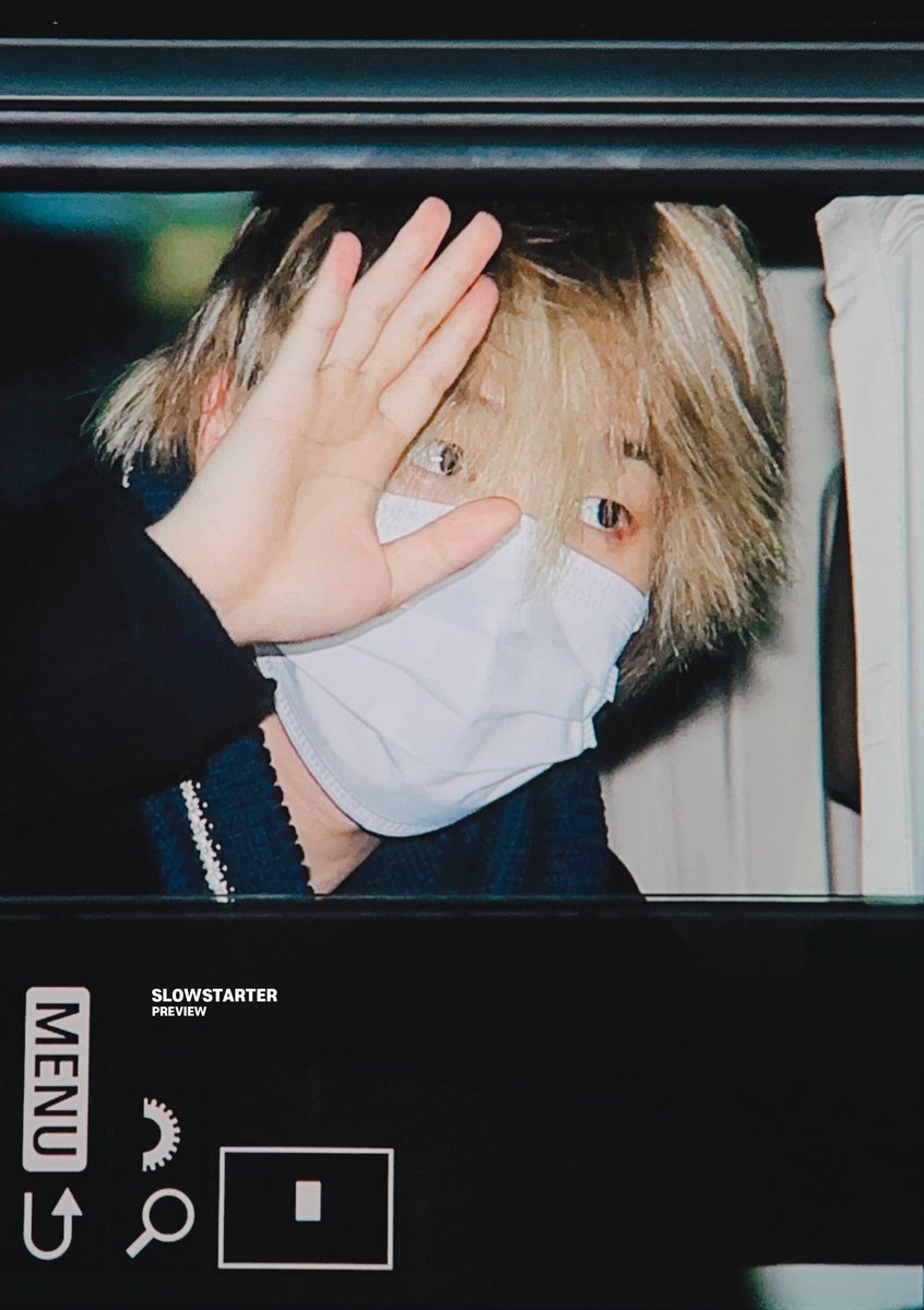 slowstarter1013's tweet photo. 231119 빠빠 해주고 가는 다정이

#지민 #ParkJimin #ジミン #JIMINJIMIN #JIMINS @BTS_twt https://t.co/d05JMzFFlg