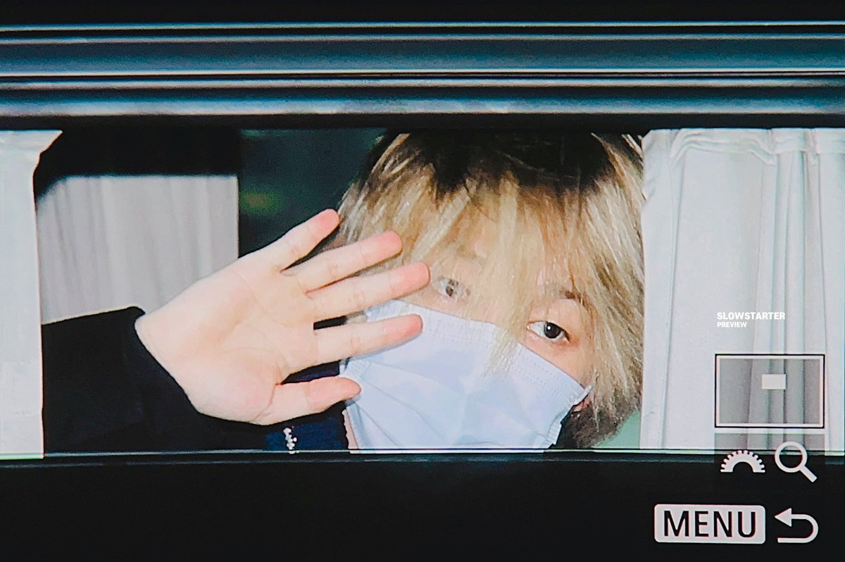 slowstarter1013's tweet photo. 231119 빠빠 해주고 가는 다정이

#지민 #ParkJimin #ジミン #JIMINJIMIN #JIMINS @BTS_twt https://t.co/d05JMzFFlg