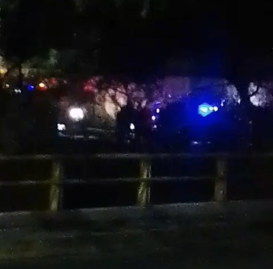 EnlaceTAguilas's tweet photo. A las 25:50 de este sábado 18, se presentó un altercado entre dos autos sobre la calle de @PrivadadeCedros (Interviniendo escoltas y hubo detonaciones). Afortunadamente no hay fallecidos. La situación está controlada por @SSC_CDMX #SectorALPES @VillaVerdunAC @LeMansVillaVerd https://t.co/ZcohggTbiE