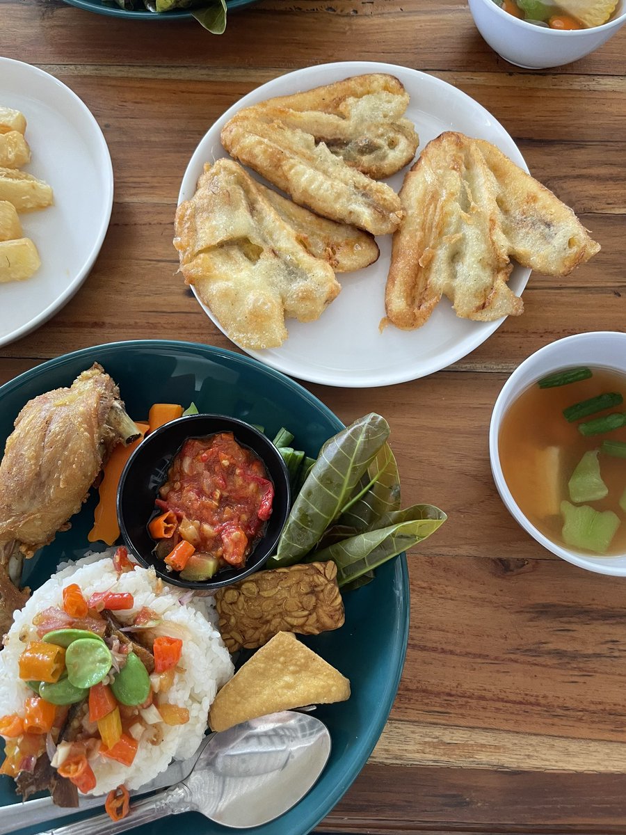 Jemma__RO's tweet photo. Another wonderful trip to #Palembang eating too much laksan, burgo, and pempek (while Gordon Ramsey watched). Finished with a drive over the Ampera bridge! The Golden Gate Bridge could never. https://t.co/JhZKOGsQGT
