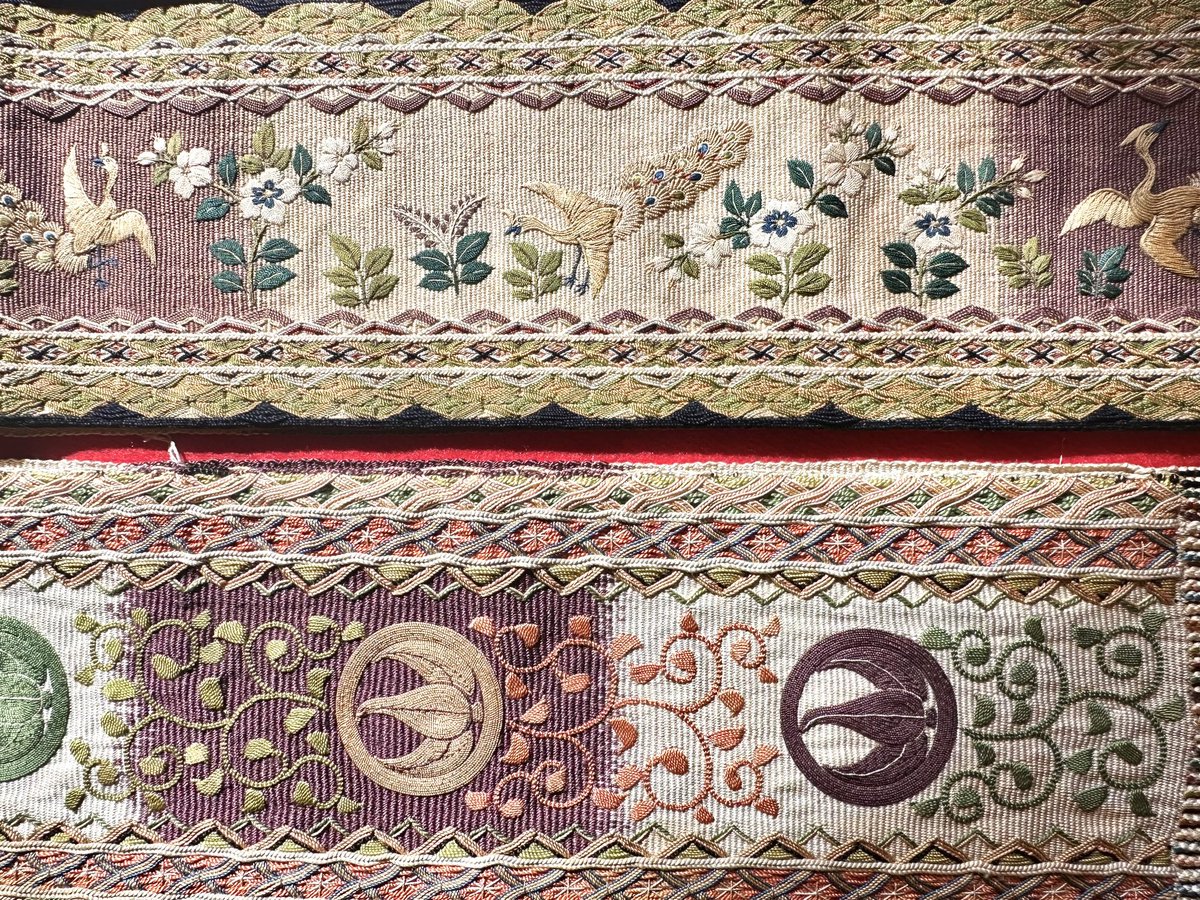 ひええぇぐええぇ
この平緒の刺繍、極小なのにちゃんと極細の糸を撚って一針一針正確に刺している
久しぶりに私にもできるか(見えるか)と頭を抱えた
生地はしっかり組んであるからヨレないだろうけど生地目が凸凹していて刺しにくそう
当時、職人って拡大鏡使えたかな？目の寿命縮むわ…