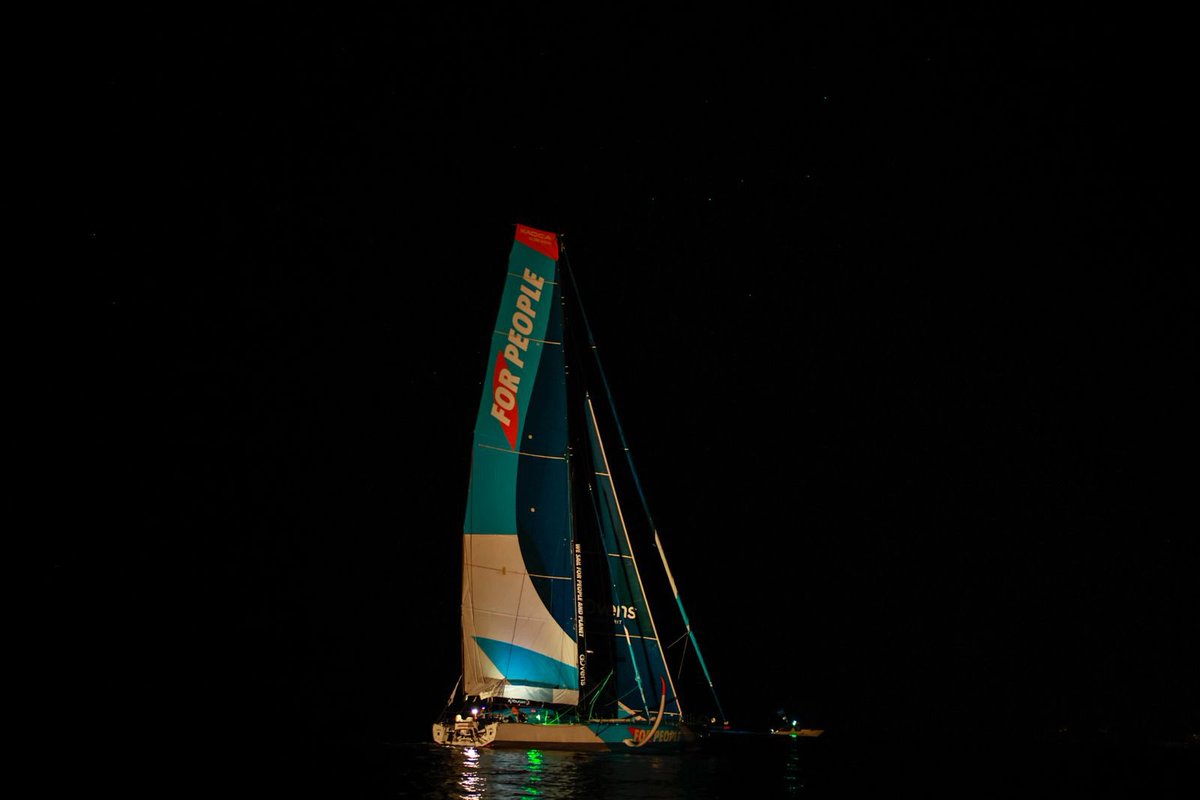ThomasRuyant's tweet photo. Ligne passée ! C’est la victoire ! 𝐋𝐞 𝐤𝐢𝐧𝐠 𝐝𝐞𝐬 𝐓𝐫𝐚𝐧𝐬𝐚𝐭𝐬 𝐚 𝐞𝐧𝐜𝐨𝐫𝐞 𝐟𝐫𝐚𝐩𝐩𝐞́ !!! 🥇🥇🥇@TransatJV https://t.co/Ae1zxjKrXC