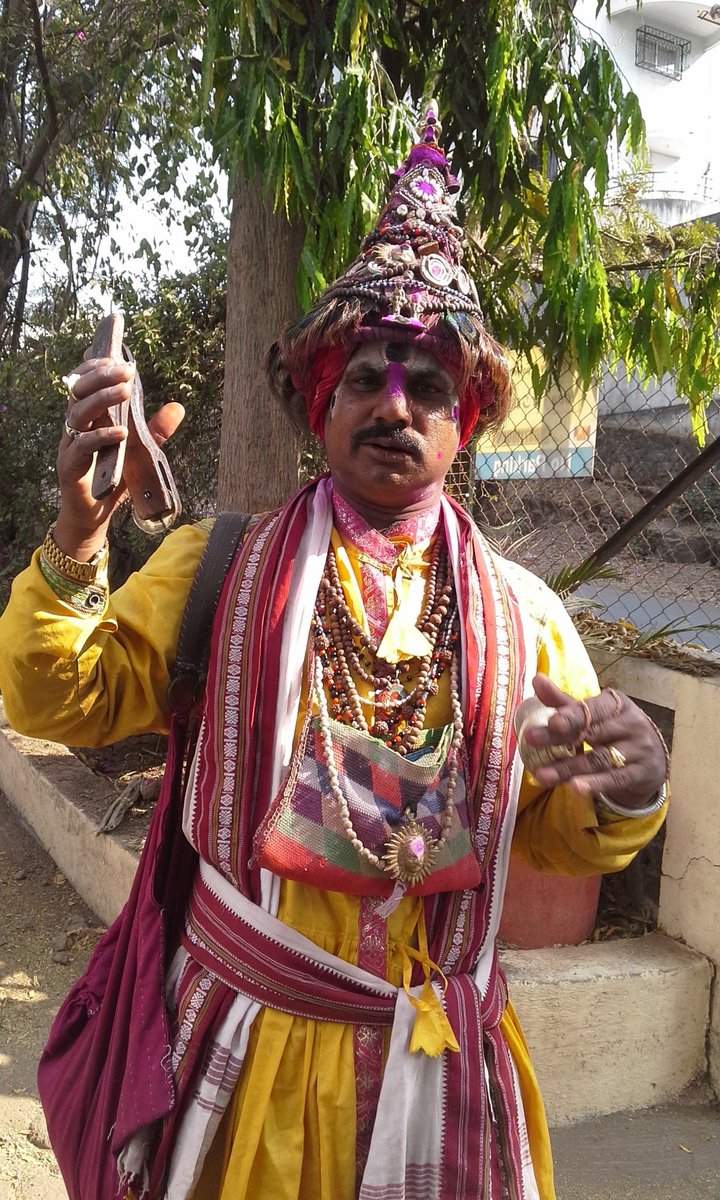 ragiiing_bull's tweet image. The #Vasudev tribe of Maharashtra moves from village to village collecting alms by singing praises of Bhagwan Shri Krishna.