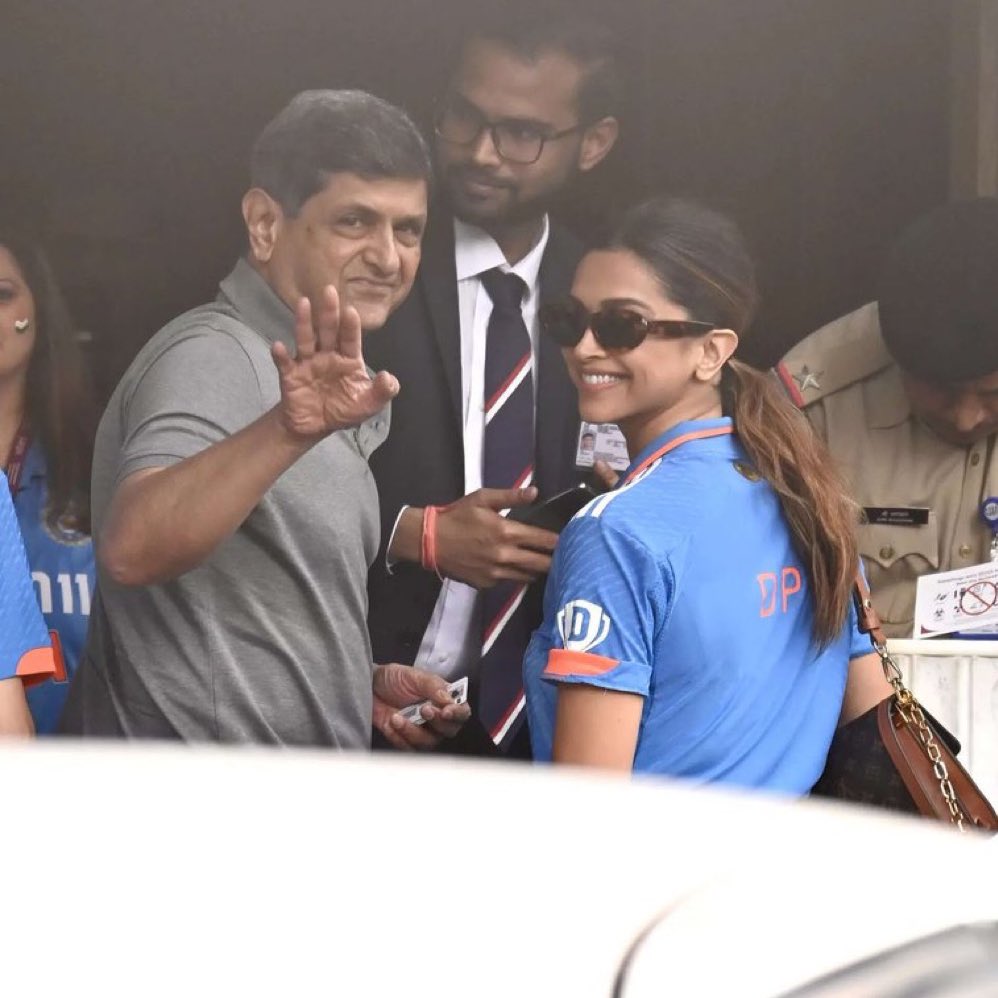 cinnamonradios's tweet photo. do you get deja vu, huh?💙

takes me back to the 2015 Bleed Blue campaign, ngl I missed seeing her in the jersey
#DeepikaPadukone #WorldcupFinal https://t.co/pLuTdffgVA