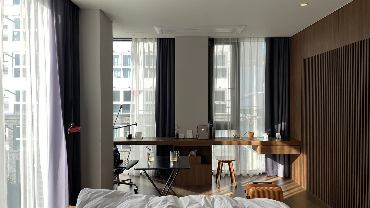 부산 중앙동 <굿올데이즈 호텔>
관광객들이 주로 머무는 해운대나 광안리 말고 부러 바다에서 멀리 떨어진 중앙동에 숙소를 잡은 이유. 흔히들 쓰는 '감성'이라는 납작한 단어 하나로 퉁치기에는 공간을 이루는 수많은 요소들이 투숙 경험을 생동감 넘치게 만드는 곳.