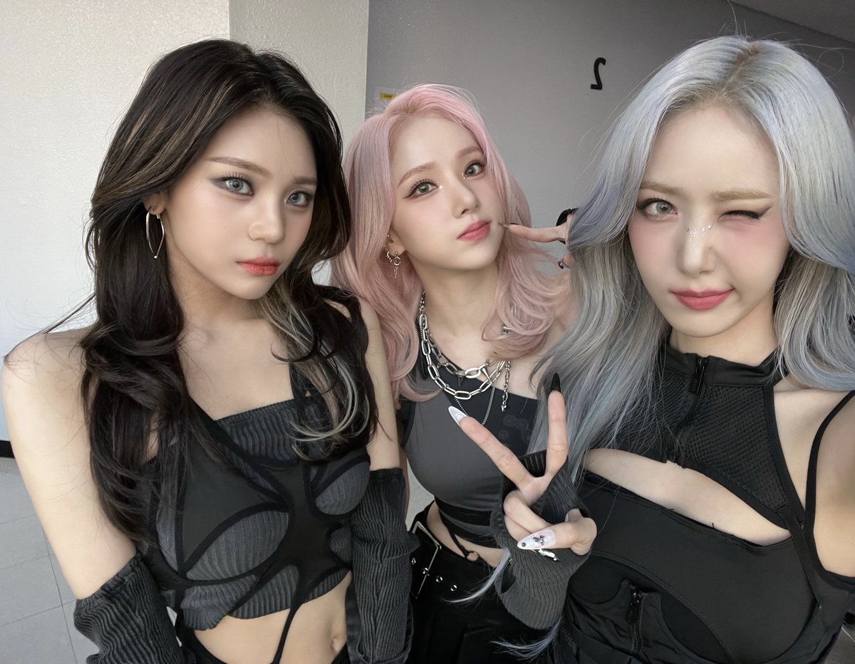 [#VIVIZ] ⏰

잠시 후 3시 35분! SBS <인기가요>에 #비비지 가 출연합니다📺
오늘도 삐지들 매력에 감길 시간! 본방사수 부탁드려요❣️

#EUNHA #은하 #SINB #신비 #UMJI #엄지 #인기가요 #Untie