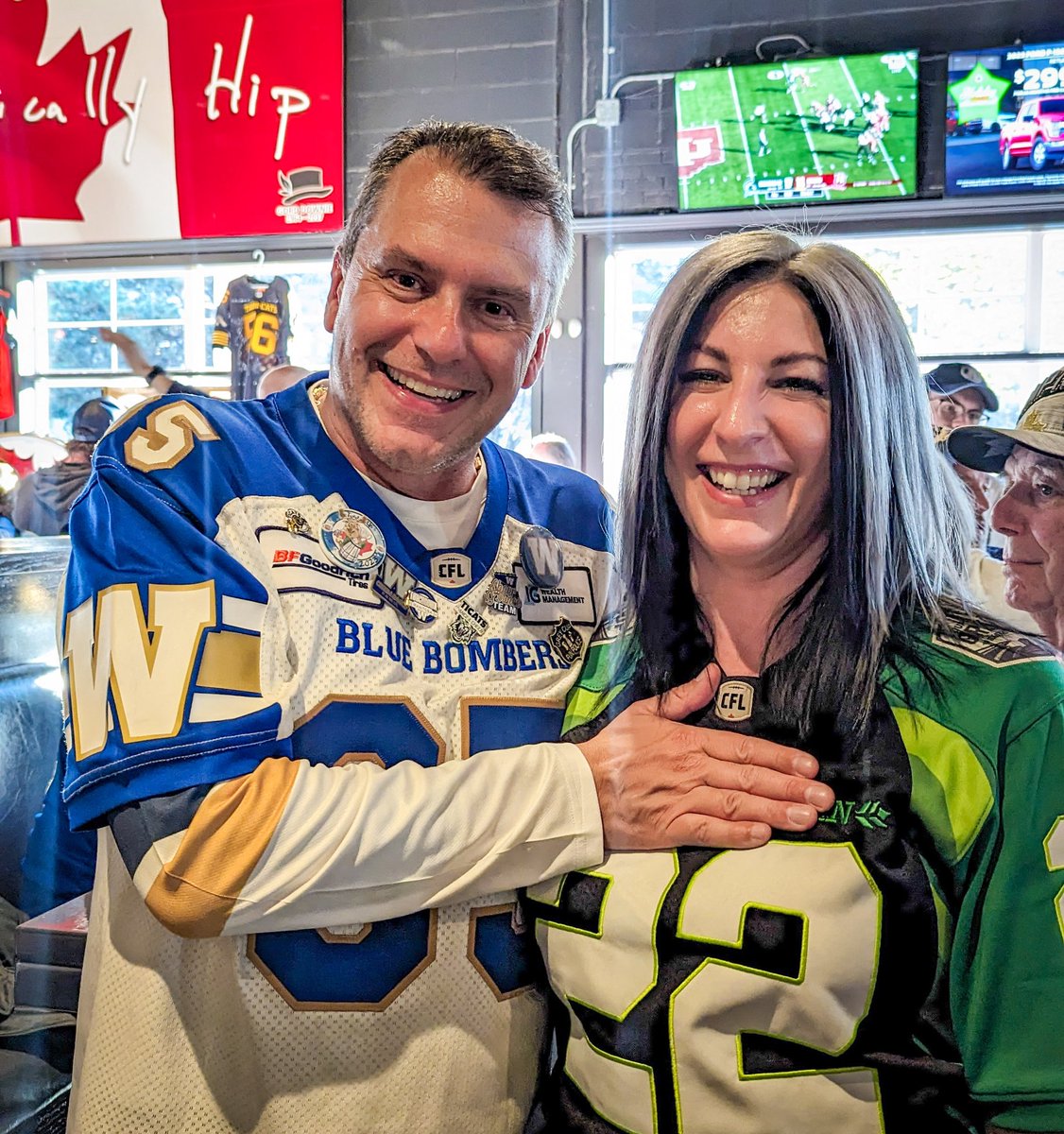 This is my favourite kind of rivalry. 
#cfl #greycup #cflffc #bombers #riders #GreyCupFestival #allingoodfun #withlove #gogreen

<a href="/Xpeggr/">Chris Tymofichuk 🇺🇦 - The Bucket Guy</a>