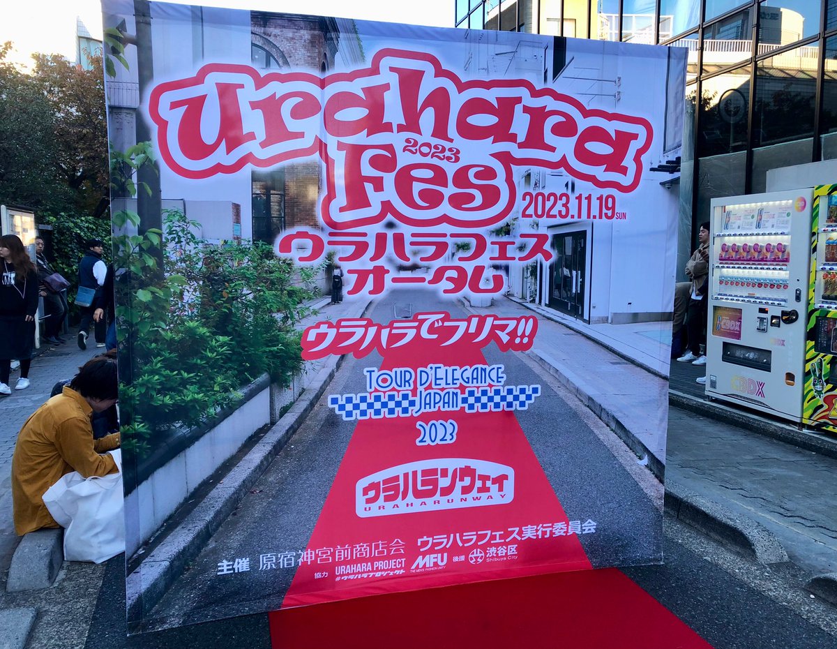 m527y's tweet photo. 芸術の秋🎨
キャットストリートでアートなフリマ開催中です🚶🎶
#原宿 #ウラハラフェス #砂漠の水 #ReiInaba https://t.co/eJGDbPxTi0