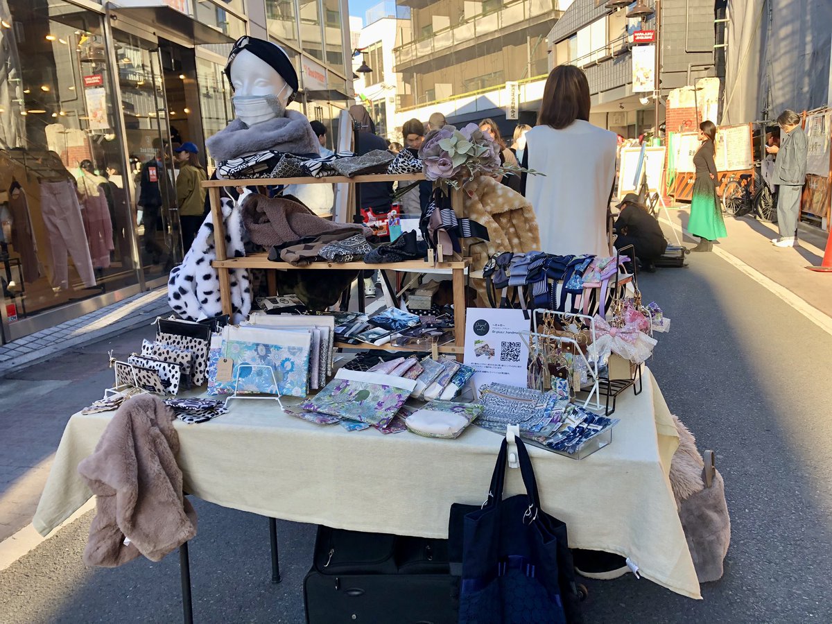 m527y's tweet photo. 芸術の秋🎨
キャットストリートでアートなフリマ開催中です🚶🎶
#原宿 #ウラハラフェス #砂漠の水 #ReiInaba https://t.co/eJGDbPxTi0