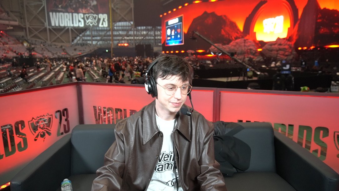 Caedrel's tweet photo. LIL BRO IS IN THE FUCKING ARENA - BIGGEST STREAM OF MY CAREEER

IN A BOX IN THE CROWD THIS IS SO FUCKING CRAZY AND INSANE WHAT THE HELL

HIDING THE WEIBO JERSEY ATM IM SURROUNDED BY T1 FANS AAAAAAAA HELPPPP I PROMISE I WANT THEM TO WIN TOO

https://t.co/B7t3NoVD8X https://t.co/3ZYEW9wxVi