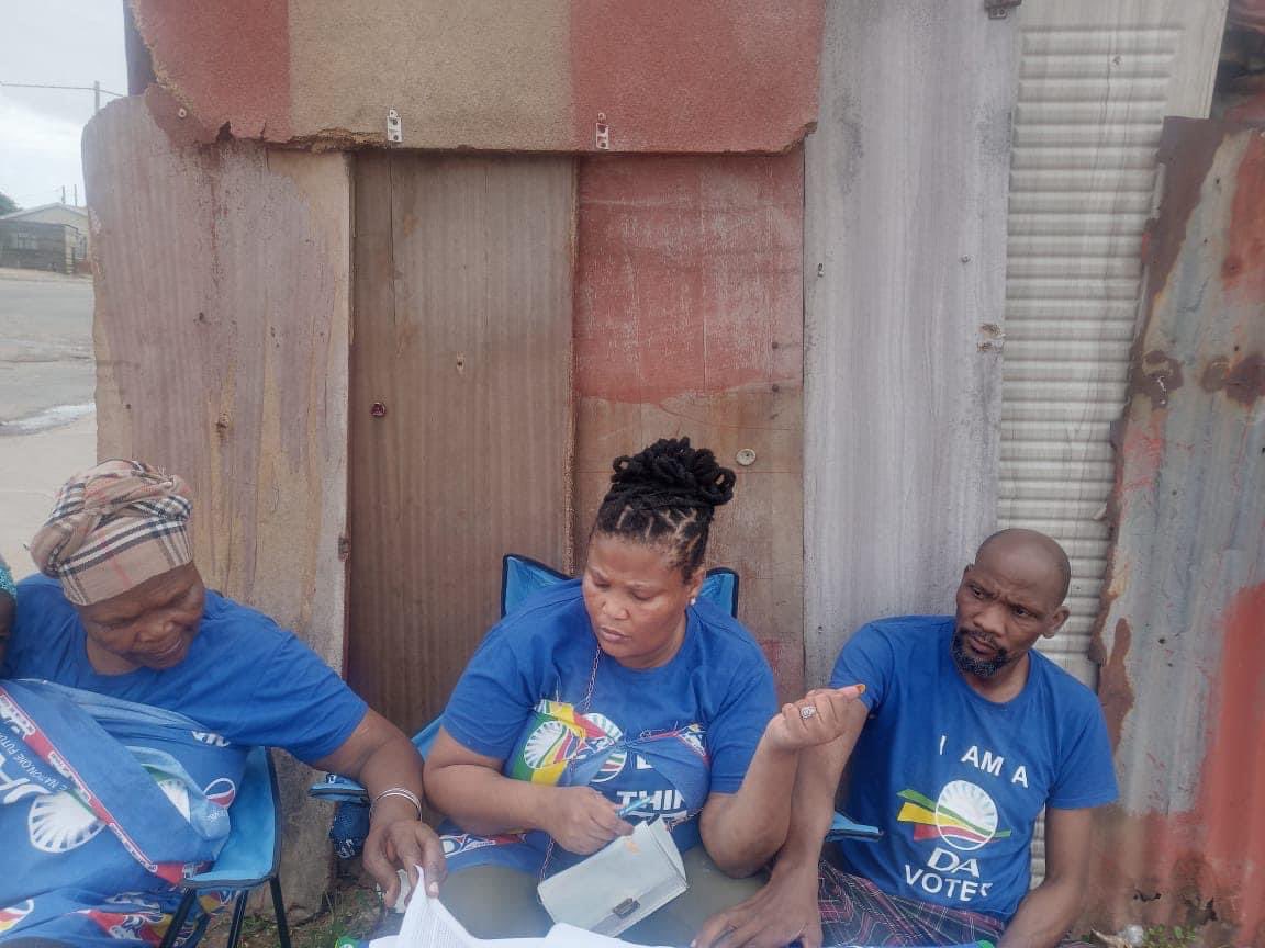 DA activists join Councillor Kwanele Mpehlo at Veeplaas to assist in mobilising our communities to register. 🇿🇦 

#PowerToTheRegistered
#RegisterToVoteDA