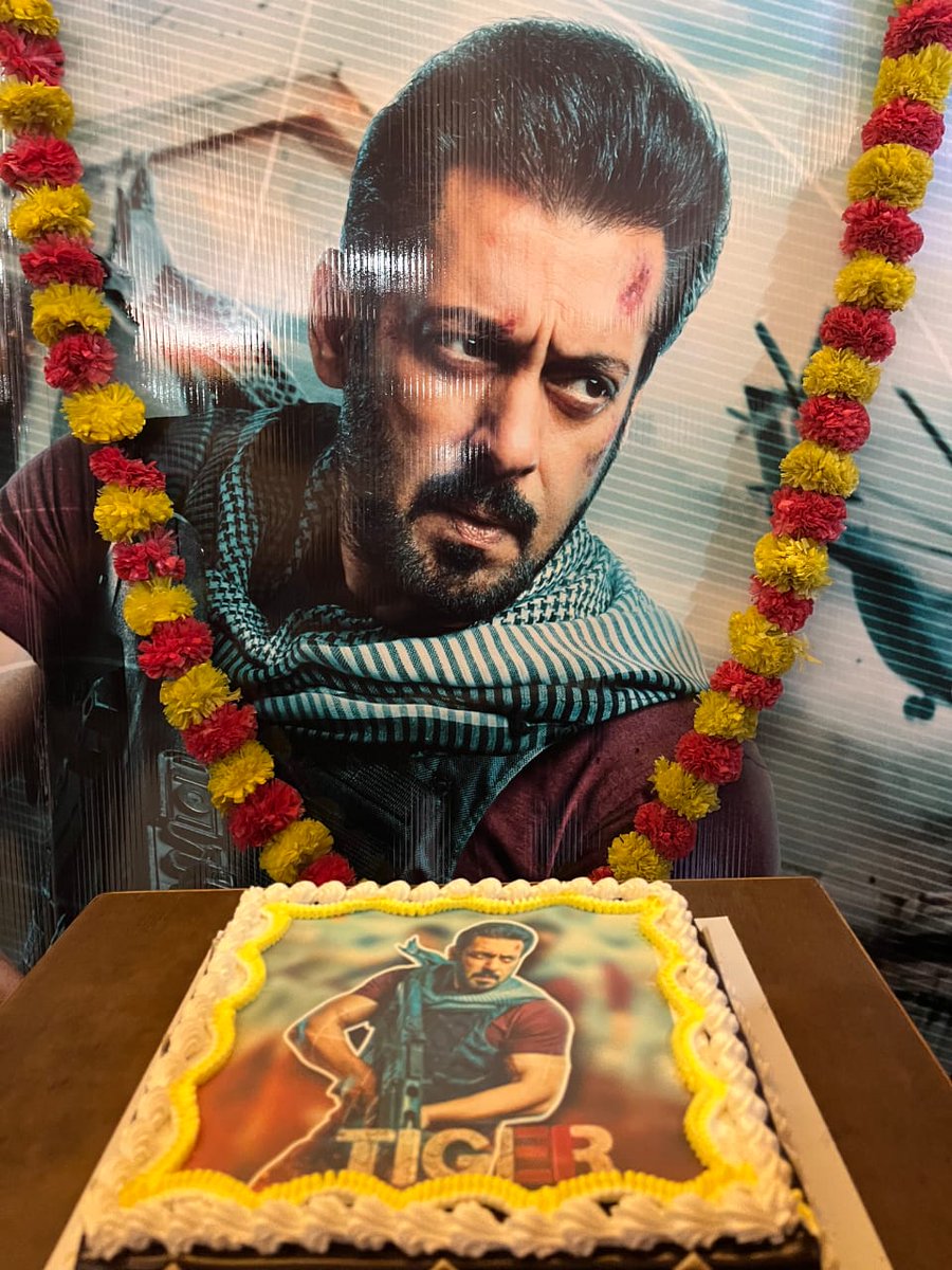 #Tiger3Diwali2023 celebration by kolkata fc again 🔥❤️
Jai #SalmanKhan𓃵