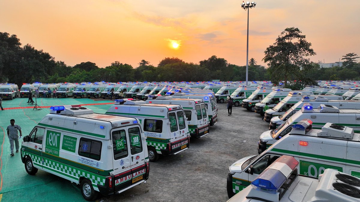 bjd_odisha's tweet photo. ଉନ୍ନତ ସ୍ୱାସ୍ଥ୍ୟସେବା ପାଇଁ ଆମ୍ବୁଲାନ୍ସଗୁଡ଼ିକ ମଧ୍ୟରୁ ୨୭୯ଟି ୧୦୮ଆମ୍ବୁଲାନ୍ସ ସେବାରେ ସାମିଲ କରାଯାଇଥିବାବେଳେ ଅନ୍ୟ ୭୦ଟିକୁ ସରକାରୀ ମେଡିକାଲ କଲେଜ ଓ ହସ୍ପିଟାଲ ଏବଂ ଜିଲ୍ଲା ମୁଖ୍ୟ ଚିକିତ୍ସାଳୟକୁ ଯୋଗାଇ ଦିଆଯାଇଛି। ଏହା ଆହୁର�� ଅନେକ ମୂଲ୍ୟବାନ ଜୀବନ ବଞ୍ଚାଇବାରେ ସହାୟକ ହେବ ବୋଲି ମୁଖ୍ୟମନ୍ତ୍ରୀ ଏହି ଅବସରରେ କହିଛନ୍ତି। #SusthaOdisha
